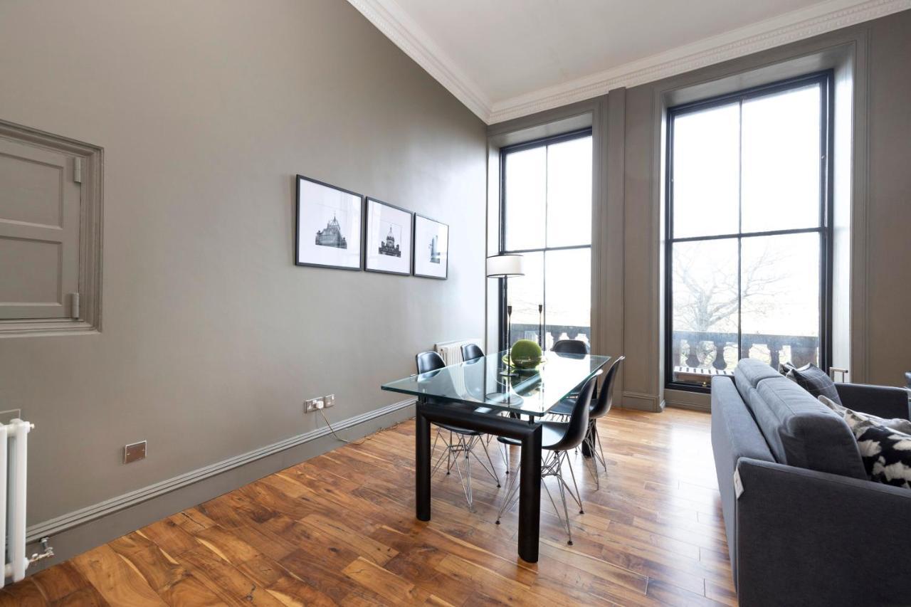 Joivy Chic 2Br Apt With City Views At The Heart Of Old Town Apartment Edinburgh Exterior photo